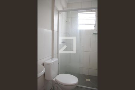 Banheiro da suíte de apartamento para alugar com 2 quartos, 62m² em Pinheirinho, Curitiba