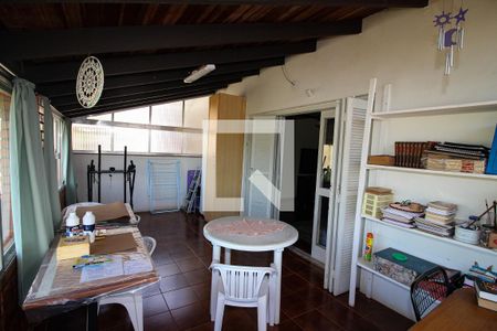 Casa à venda com 248m², 4 quartos e 3 vagas Casa à venda com 248m², 4 quartos e 3 vagasEscritório