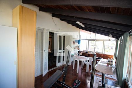 Casa à venda com 248m², 4 quartos e 3 vagas Casa à venda com 248m², 4 quartos e 3 vagasEscritório