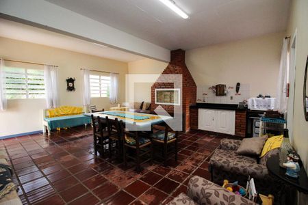 Casa à venda com 248m², 4 quartos e 3 vagas Casa à venda com 248m², 4 quartos e 3 vagasVaranda