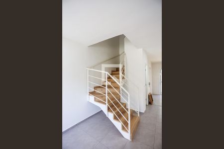 Sala - escada de casa para alugar com 3 quartos, 106m² em Granja Viana, Cotia