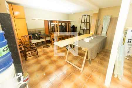 Casa à venda com 240m², 2 quartos e 7 vagas Casa à venda com 240m², 2 quartos e 7 vagasGaragem/Oficina