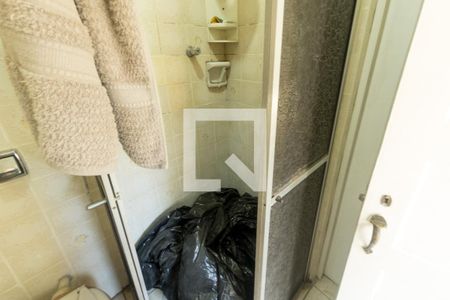 Casa à venda com 240m², 2 quartos e 7 vagas Casa à venda com 240m², 2 quartos e 7 vagasEdícula - Banheiro