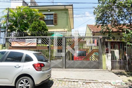 Casa à venda com 240m², 2 quartos e 7 vagas Casa à venda com 240m², 2 quartos e 7 vagasFachada