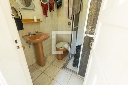 Casa à venda com 240m², 2 quartos e 7 vagas Casa à venda com 240m², 2 quartos e 7 vagasEdícula - Banheiro