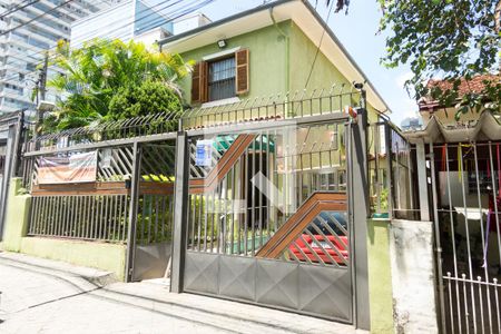 Casa à venda com 240m², 2 quartos e 7 vagas Casa à venda com 240m², 2 quartos e 7 vagasFachada