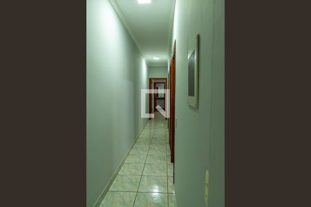 Casa para alugar com 150m², 3 quartos e 2 vagasCorredor acesso aos quartos e banheiro