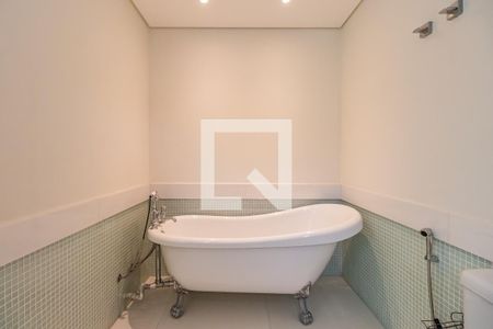 Casa de condomínio à venda com 732m², 4 quartos e 3 vagas Casa de condomínio à venda com 732m², 4 quartos e 3 vagasBanheiro da Suíte 1