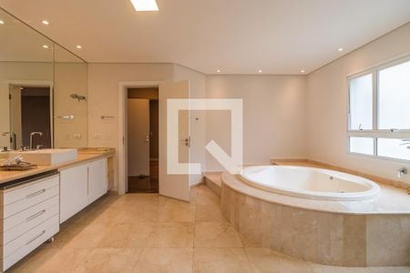 Casa de condomínio à venda com 732m², 4 quartos e 3 vagas Casa de condomínio à venda com 732m², 4 quartos e 3 vagasBanheiro 2 da Suíte 4