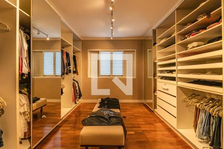 Casa de condomínio à venda com 732m², 4 quartos e 3 vagas Casa de condomínio à venda com 732m², 4 quartos e 3 vagasCloset 1 da Suíte 4