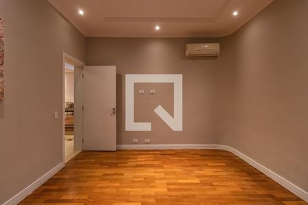 Casa de condomínio à venda com 732m², 4 quartos e 3 vagas Casa de condomínio à venda com 732m², 4 quartos e 3 vagasEscritório