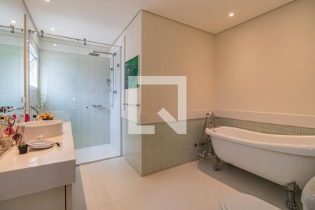 Casa de condomínio à venda com 732m², 4 quartos e 3 vagas Casa de condomínio à venda com 732m², 4 quartos e 3 vagasBanheiro da Suíte 1