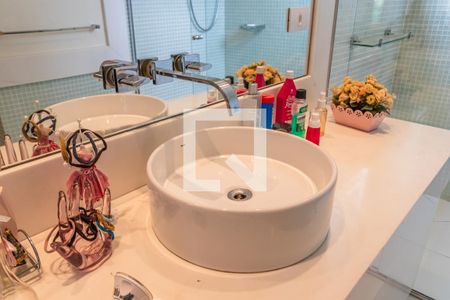 Casa de condomínio à venda com 732m², 4 quartos e 3 vagas Casa de condomínio à venda com 732m², 4 quartos e 3 vagasBanheiro da Suíte 1