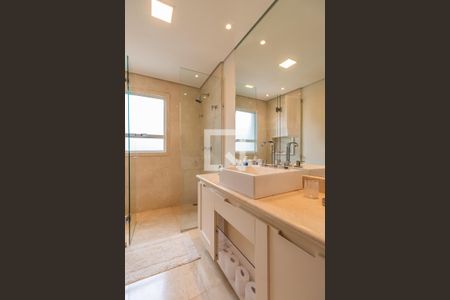 Casa de condomínio à venda com 732m², 4 quartos e 3 vagas Casa de condomínio à venda com 732m², 4 quartos e 3 vagasBanheiro 1 da Suíte 4