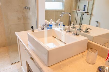 Casa de condomínio à venda com 732m², 4 quartos e 3 vagas Casa de condomínio à venda com 732m², 4 quartos e 3 vagasBanheiro 1 da Suíte 4