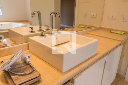 Casa de condomínio à venda com 732m², 4 quartos e 3 vagas Casa de condomínio à venda com 732m², 4 quartos e 3 vagasBanheiro 2 da Suíte 4