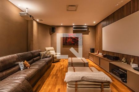 Sala de TV de casa de condomínio à venda com 4 quartos, 732m² em Condomínio Melville (tamboré), Santana de Parnaíba