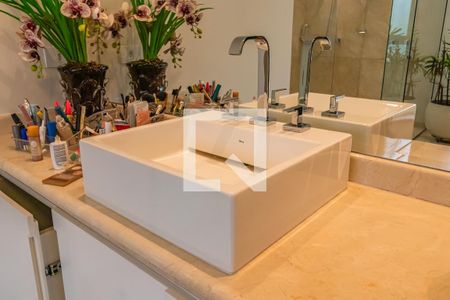 Casa de condomínio à venda com 732m², 4 quartos e 3 vagas Casa de condomínio à venda com 732m², 4 quartos e 3 vagasBanheiro 2 da Suíte 4