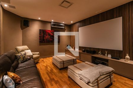 Sala de TV de casa de condomínio à venda com 4 quartos, 732m² em Condomínio Melville (tamboré), Santana de Parnaíba
