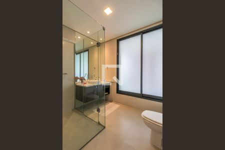 Casa de condomínio à venda com 732m², 4 quartos e 3 vagas Casa de condomínio à venda com 732m², 4 quartos e 3 vagasBanheiro da Suíte 2