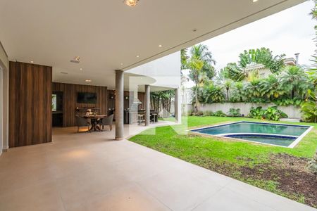 Casa de condomínio à venda com 732m², 4 quartos e 3 vagas Casa de condomínio à venda com 732m², 4 quartos e 3 vagasÁrea Externa