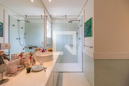 Casa de condomínio à venda com 732m², 4 quartos e 3 vagas Casa de condomínio à venda com 732m², 4 quartos e 3 vagasBanheiro da Suíte 1