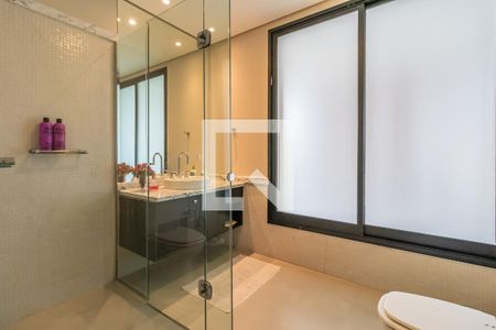 Casa de condomínio à venda com 732m², 4 quartos e 3 vagas Casa de condomínio à venda com 732m², 4 quartos e 3 vagasBanheiro da Suíte 2