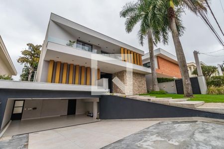 Casa de condomínio à venda com 732m², 4 quartos e 3 vagas Casa de condomínio à venda com 732m², 4 quartos e 3 vagasFachada