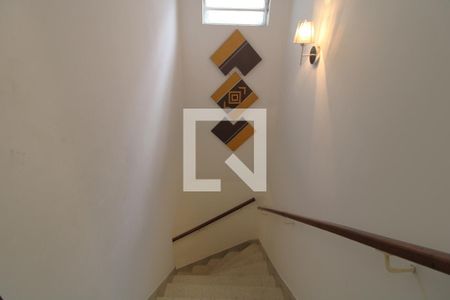 Casa à venda com 130m², 2 quartos e 2 vagasEscada