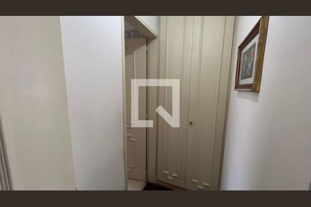 Apartamento à venda com 97m², 2 quartos e 1 vaga Apartamento à venda com 97m², 2 quartos e 1 vagaRoupeiro
