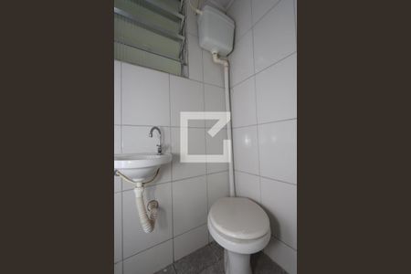 Banheiro de casa para alugar com 1 quarto, 58m² em Jardim Santa Adelia, São Paulo
