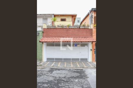 Casa à venda com 212m², 3 quartos e 2 vagas Casa à venda com 212m², 3 quartos e 2 vagasFachada