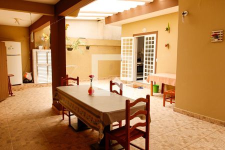 Casa à venda com 227m², 3 quartos e 4 vagas Casa à venda com 227m², 3 quartos e 4 vagasÁrea comum