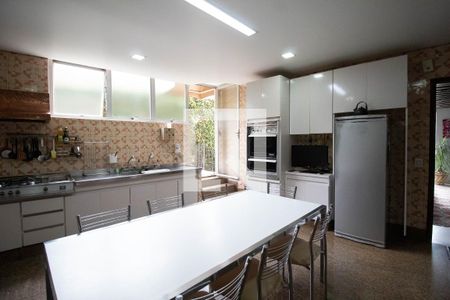 Casa à venda com 360m², 4 quartos e 4 vagas Casa à venda com 360m², 4 quartos e 4 vagasCozinha