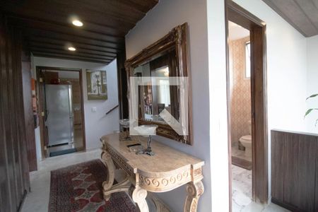 Casa à venda com 360m², 4 quartos e 4 vagas Casa à venda com 360m², 4 quartos e 4 vagasCorredor