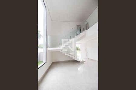 Casa de condomínio à venda com 370m², 5 quartos e 9 vagasEscada