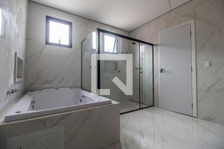 Casa de condomínio à venda com 370m², 5 quartos e 9 vagasBanheiro da Suíte master