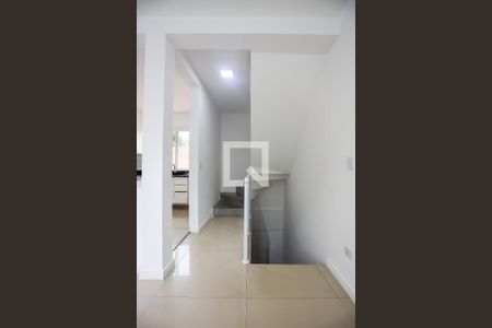 Sala - escadas de casa de condomínio para alugar com 2 quartos, 127m² em Jardim Pioneiro, Cotia
