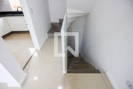 Escada de acesso aos quartos e ao subsolo de casa de condomínio para alugar com 2 quartos, 127m² em Jardim Pioneiro, Cotia