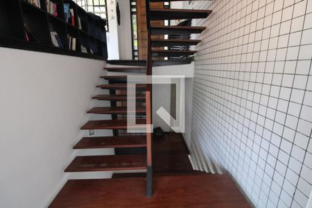 Escada de casa de condomínio à venda com 4 quartos, 350m² em Jardim Los Angeles, São Paulo