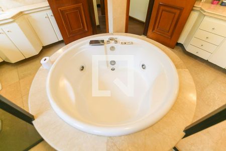 Casa à venda com 980m², 5 quartos e 8 vagasBanheiro da Suíte 2