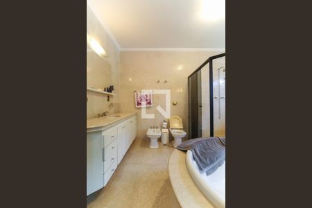 Casa à venda com 980m², 5 quartos e 8 vagasBanheiro da Suíte 2