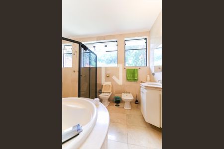 Casa à venda com 980m², 5 quartos e 8 vagasBanheiro da Suíte 2