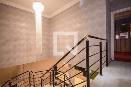 Escada de casa de condomínio para alugar com 3 quartos, 850m² em Vila Tramontano, São Paulo