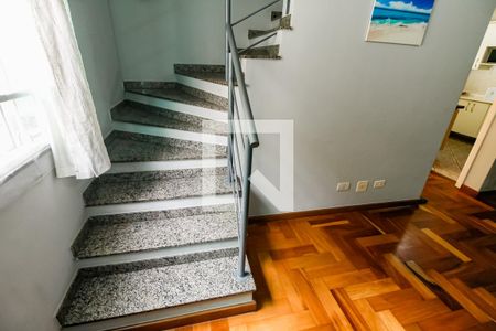 Escada acesso Quartos de casa de condomínio à venda com 3 quartos, 107m² em Jardim Monte Kemel, São Paulo