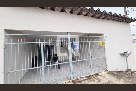 Casa à venda com 110m², 2 quartos e sem vaga Casa à venda com 110m², 2 quartos e sem vagaFachada