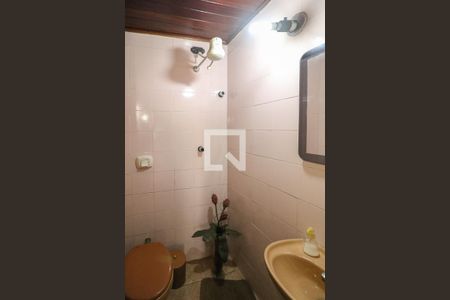 Casa à venda com 329m², 5 quartos e 3 vagasBanheiro da área de serviço