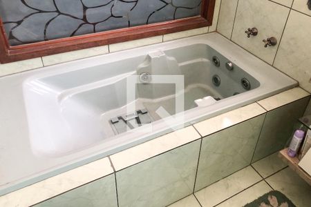 Casa à venda com 329m², 5 quartos e 3 vagasBanheiro da Suíte