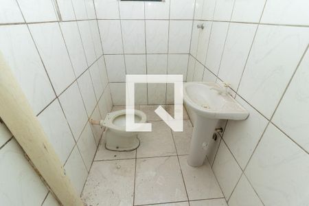 Banheiro de casa para alugar com 1 quarto, 30m² em Jardim Casa Pintada, São Paulo