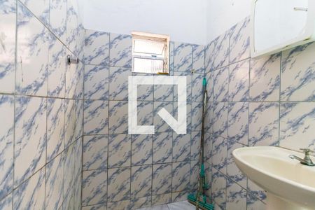 Banheiro de casa para alugar com 1 quarto, 28m² em Jardim Casa Pintada, São Paulo